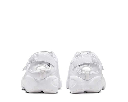 Scarpa sportiva da donna in tessuto bianco con design aperto.