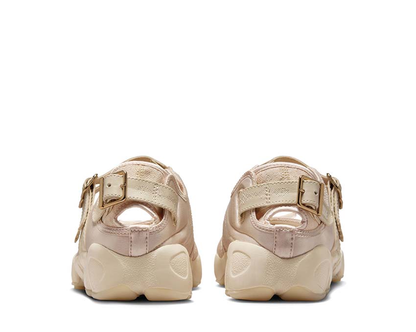 Scarpa sportiva da donna in bianco perla con design aperto e chiusura regolabile.