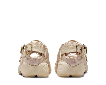 Scarpa sportiva da donna in bianco perla con design aperto e chiusura regolabile.