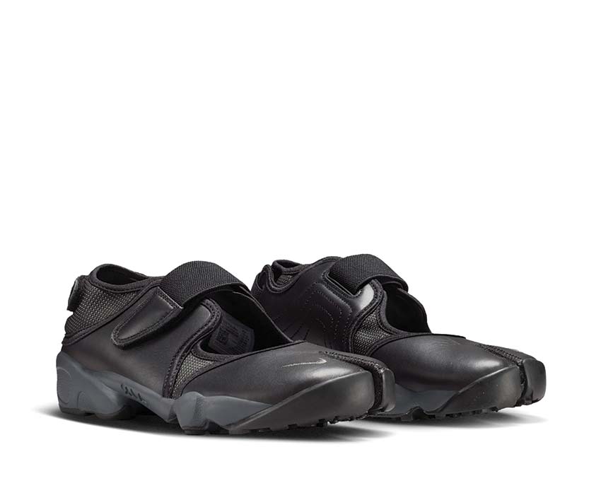 Scarpa sportiva da donna con design aperto e colore grigio scuro.