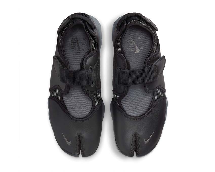 Scarpa sportiva da donna con design aperto e colore grigio scuro.