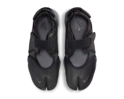 Scarpa sportiva da donna con design aperto e colore grigio scuro.