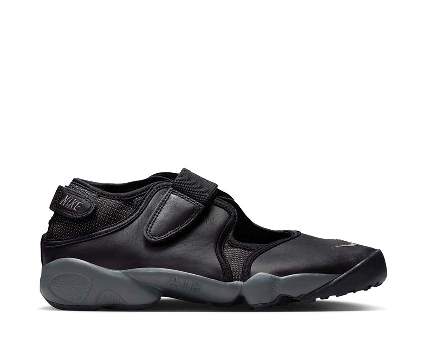Scarpa sportiva da donna con design aperto e colore grigio scuro.