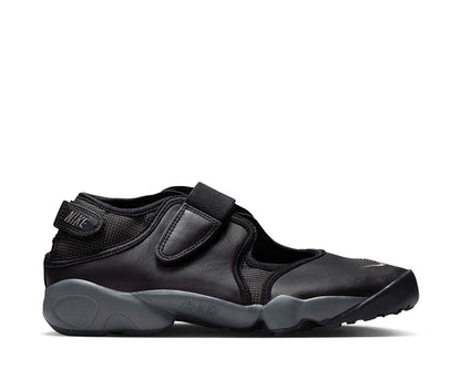 Scarpa sportiva da donna con design aperto e colore grigio scuro.