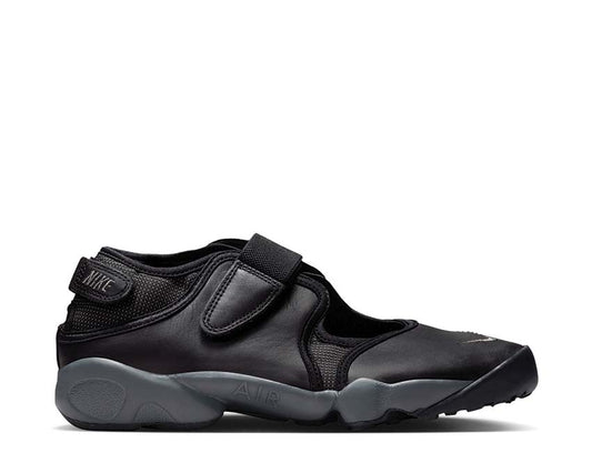 Scarpa sportiva da donna con design aperto e colore grigio scuro.