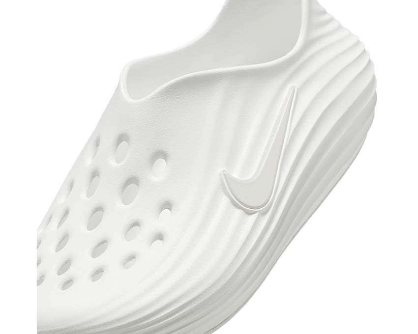 Scarpe da ginnastica con ammortizzazione reattiva e design elegante in colore chiaro.