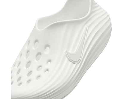 Scarpe da ginnastica con ammortizzazione reattiva e design elegante in colore chiaro.