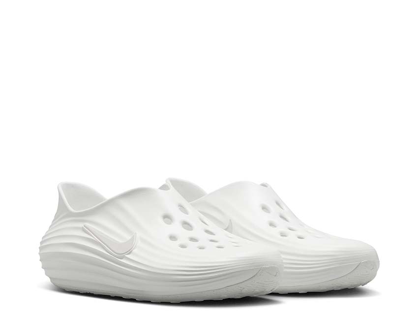 Scarpe da ginnastica con ammortizzazione reattiva e design elegante in colore chiaro.