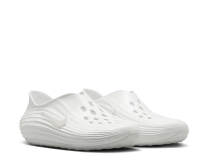 Scarpe da ginnastica con ammortizzazione reattiva e design elegante in colore chiaro.