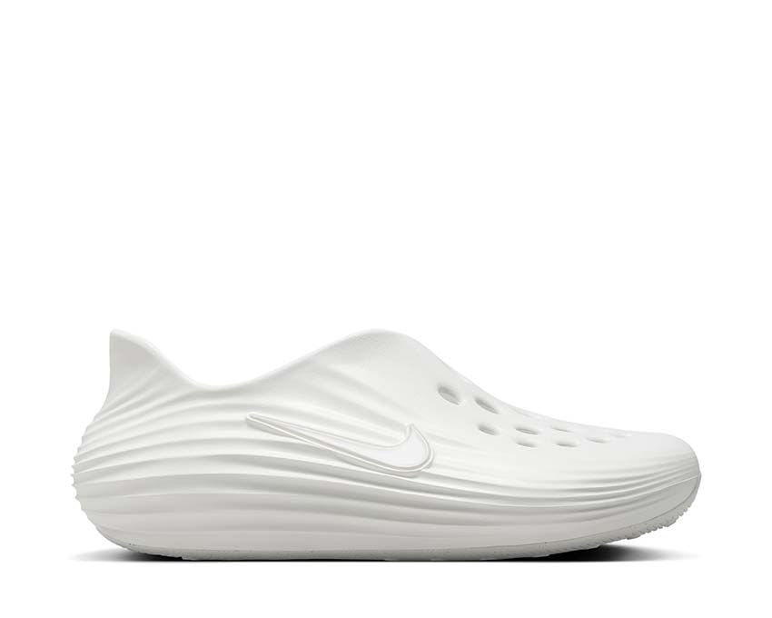 Scarpe da ginnastica con ammortizzazione reattiva e design elegante in colore chiaro.