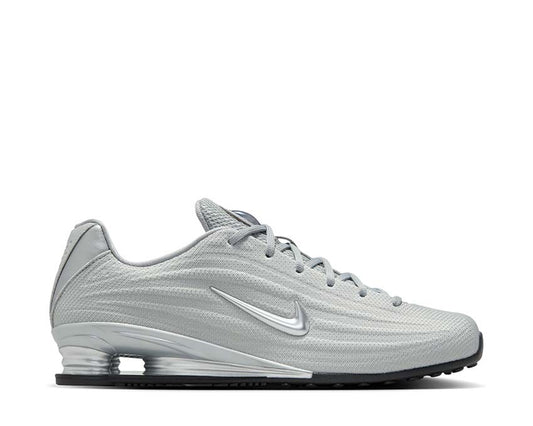 Scarpe da ginnastica con ammortizzazione a colonne, colore argento.
