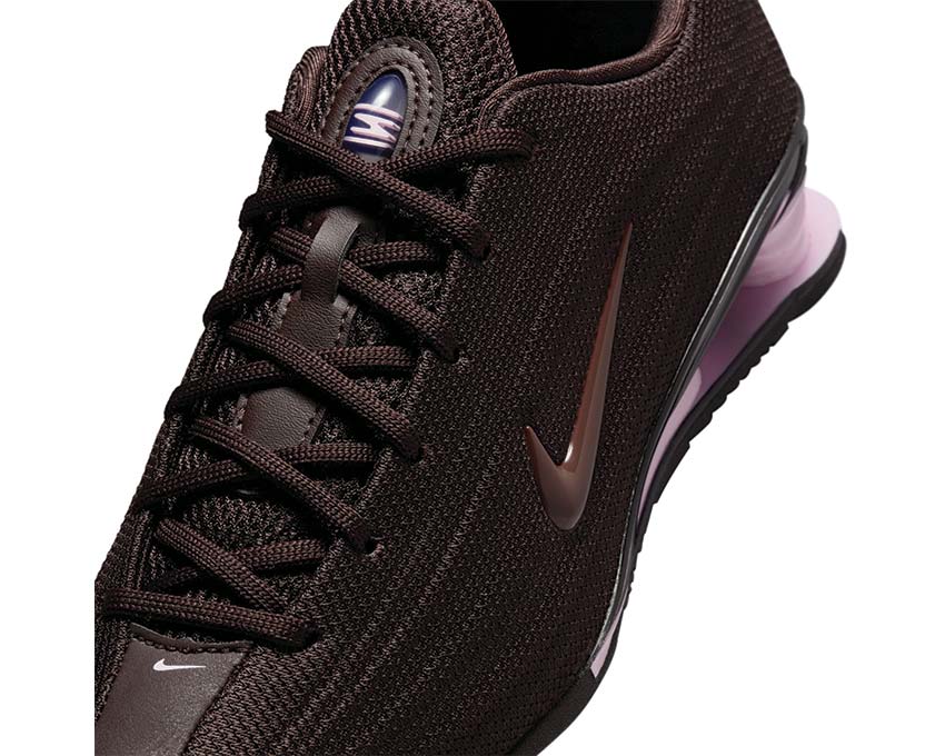 Scarpe da ginnastica con ammortizzazione a molle, colore marrone vellutato.