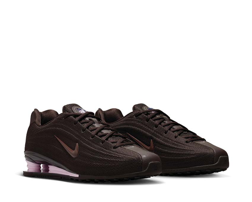 Scarpe da ginnastica con ammortizzazione a molle, colore marrone vellutato.