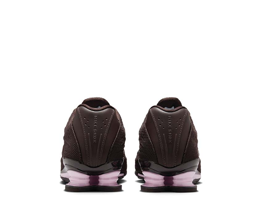 Scarpe da ginnastica con ammortizzazione a molle, colore marrone vellutato.
