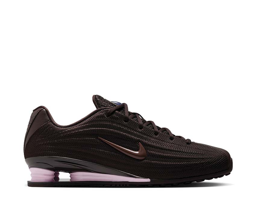 Scarpe da ginnastica con ammortizzazione a molle, colore marrone vellutato.