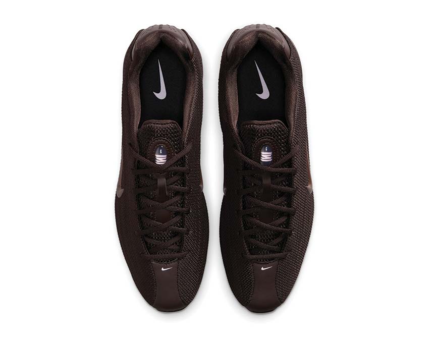 Scarpe da ginnastica con ammortizzazione a molle, colore marrone vellutato.