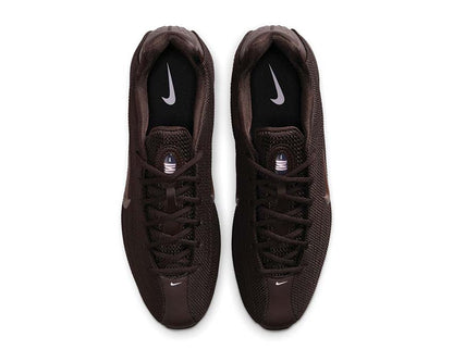 Scarpe da ginnastica con ammortizzazione a molle, colore marrone vellutato.