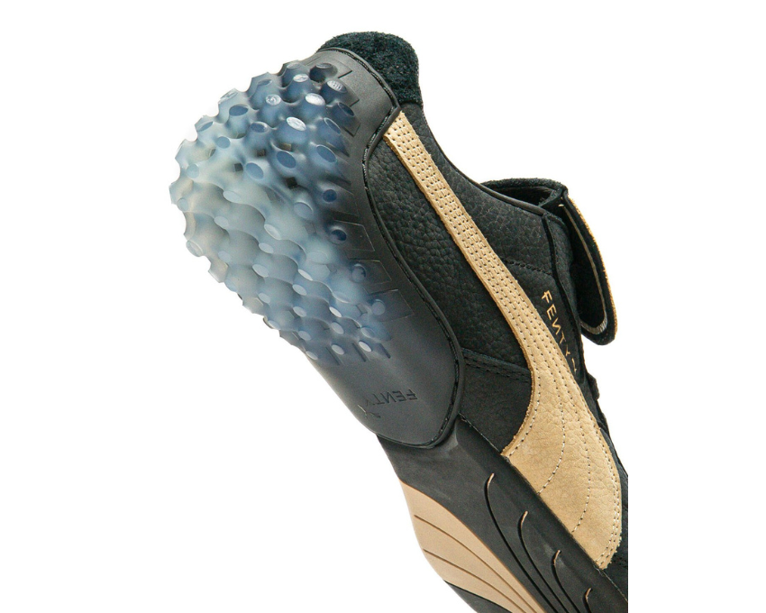 Scarpa sportiva in pelle nera e marrone chiaro con design elegante