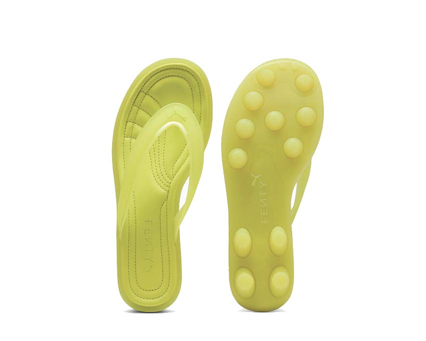Scarpa sportiva con tacchetti in materiale trasparente e design contemporaneo.
