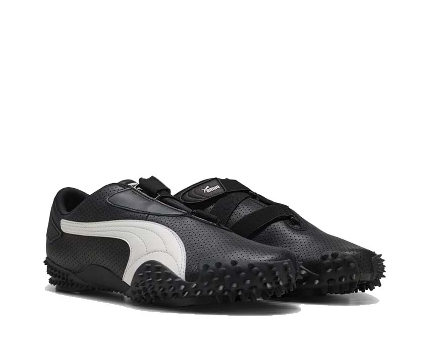 Scarpa sportiva nera con chiusura a strappo e suola flessibile