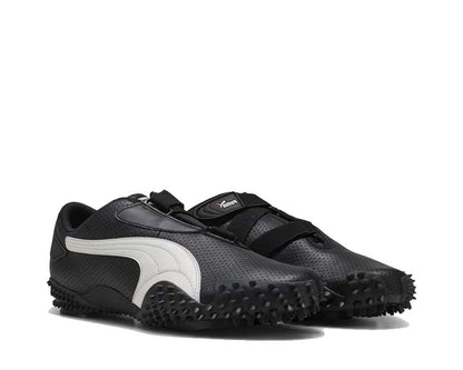 Scarpa sportiva nera con chiusura a strappo e suola flessibile