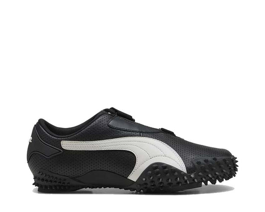 Scarpa sportiva nera con chiusura a strappo e suola flessibile