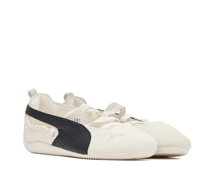 Scarpe da ballo in pelle scamosciata bianche con design ispirato alla velocità.