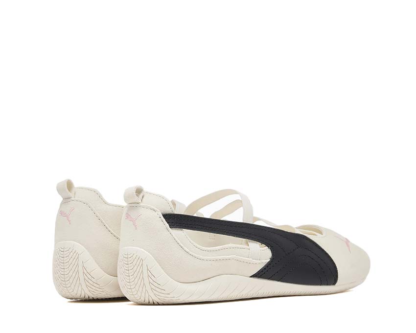 Scarpe da ballo in pelle scamosciata bianche con design ispirato alla velocità.