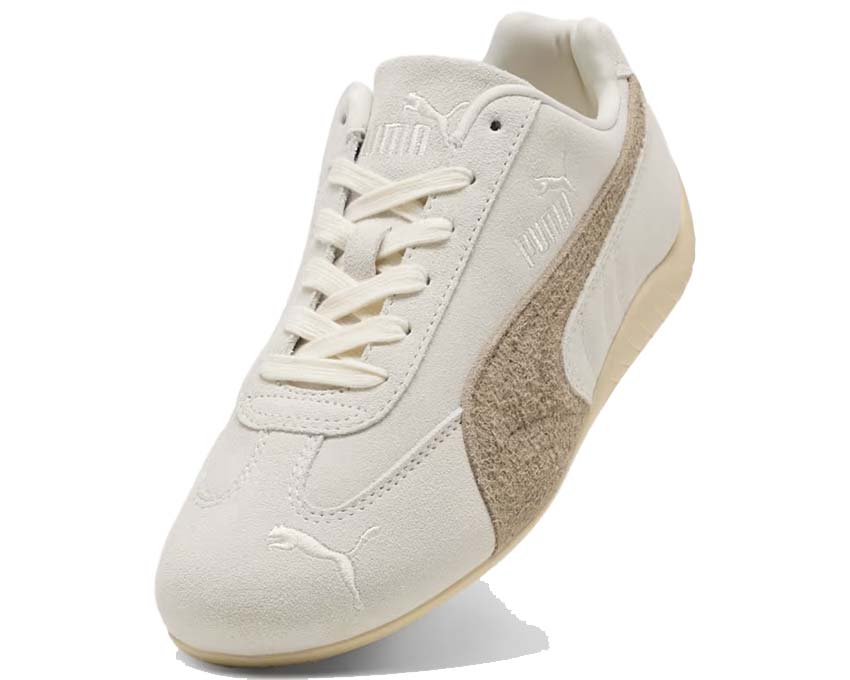 Scarpe da ginnastica bianche da donna con suola rialzata e design sportivo.