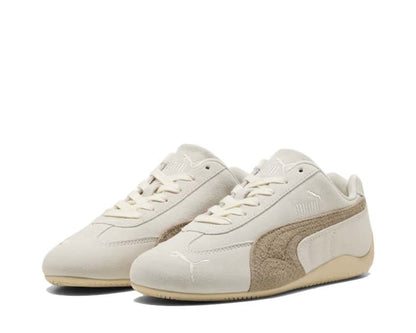Scarpe da ginnastica bianche da donna con suola rialzata e design sportivo.