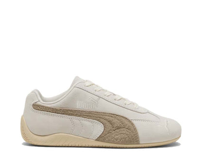 Scarpe da ginnastica bianche da donna con suola rialzata e design sportivo.