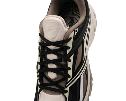 Scarpe da corsa moderne in tonalità sabbia